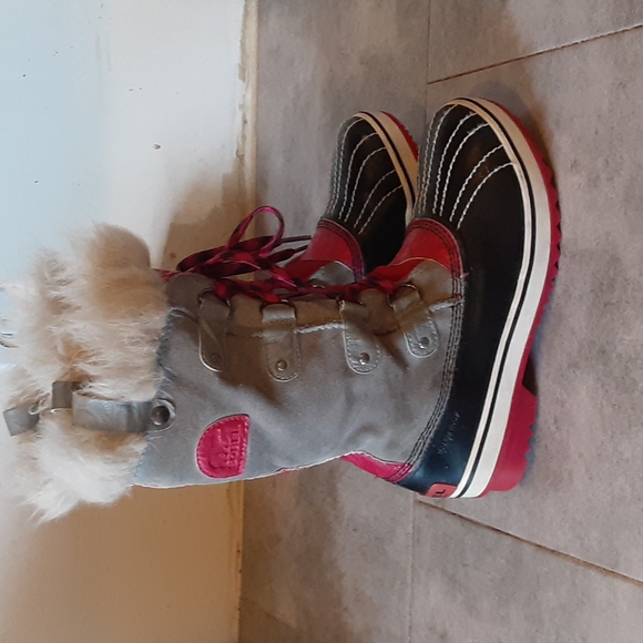 SOREL  BOOTS  SIZE  4 - Picture 2 of 5